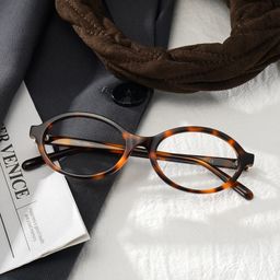Everly Tortoise Oval Glasses2