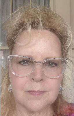 These glasses are a really perfect color for a blonde person, but of c0