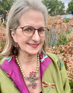 Thesw frames blend with so many colors of clothing and the are very li0