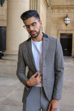 The glasses came in a nice bag with a glass cleaner. The glasses fit v1